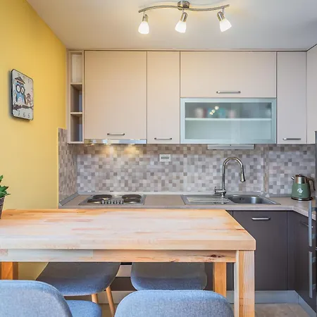 Yellow Duck - Center * Makarska