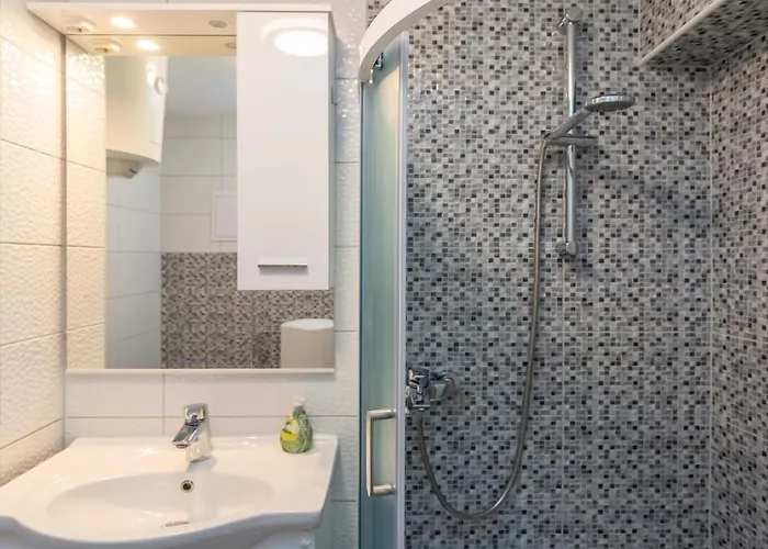 Yellow Duck - Center * Makarska