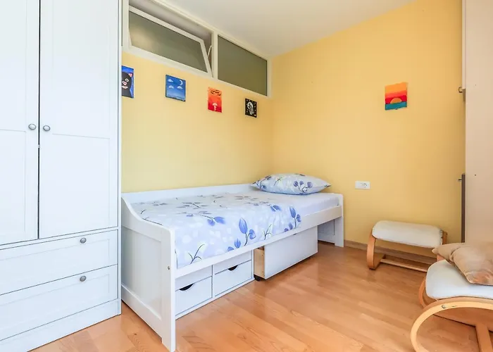 Yellow Duck - Center Daire