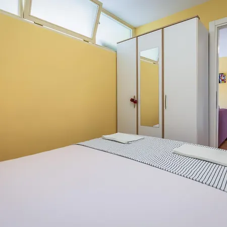 Yellow Duck - Center Makarska