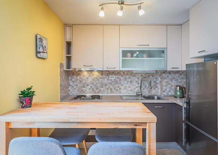 Yellow Duck - Center * Makarska